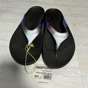 NWT OOFOS Women's Black/Irridescent Recovery Sandals
